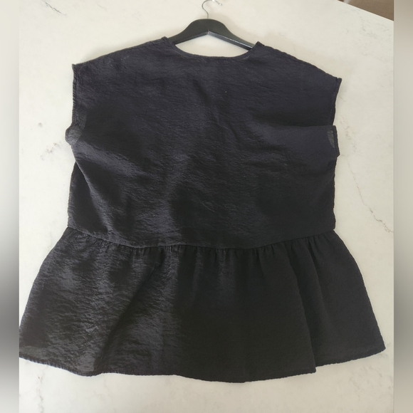 Black top - Picture 2 of 2